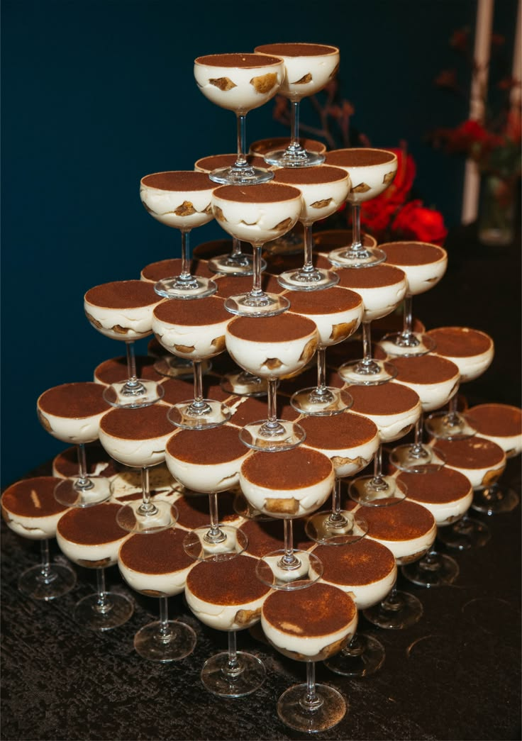 Tiramisu in glazen, opgestapeld als een feestelijke dessertpresentatie